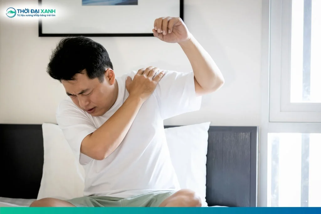 Hội chứng cơ trám thường gây cảm giác đau âm ỉ, căng tức hoặc khó chịu ở vùng giữa hai xương bả vai.
