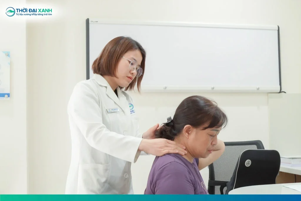 Các triệu chứng của hội chứng cơ trám thường tập trung ở vùng giữa cột sống và bờ trong xương bả vai, với mức độ đau tăng khi cơ bị kéo căng hoặc phải hoạt động kéo dài.