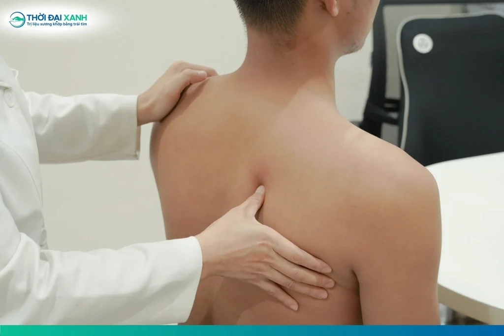 Hội chứng cơ trám xuất hiện khi nhóm cơ này bị căng giãn quá mức trong thời gian dài, dẫn đến co thắt cục bộ hoặc hình thành các "nút cơ" (trigger points). 