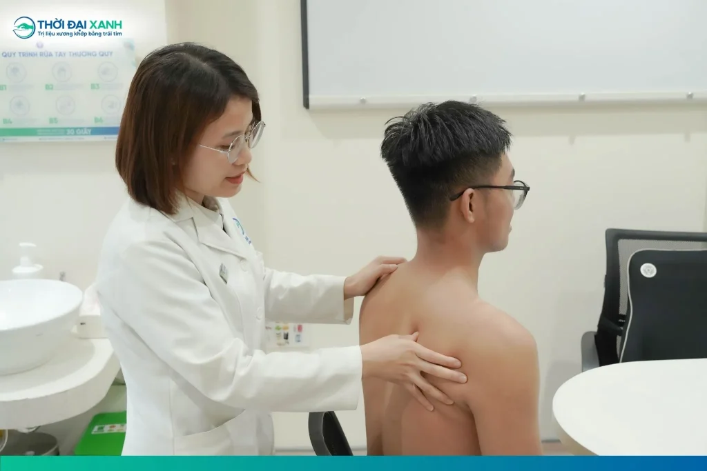 Đau vùng cơ trám kéo dài, ảnh hưởng sinh hoạt hoặc kèm tê yếu tay, khó thở, đau ngực là những dấu hiệu cần thăm khám sớm. 