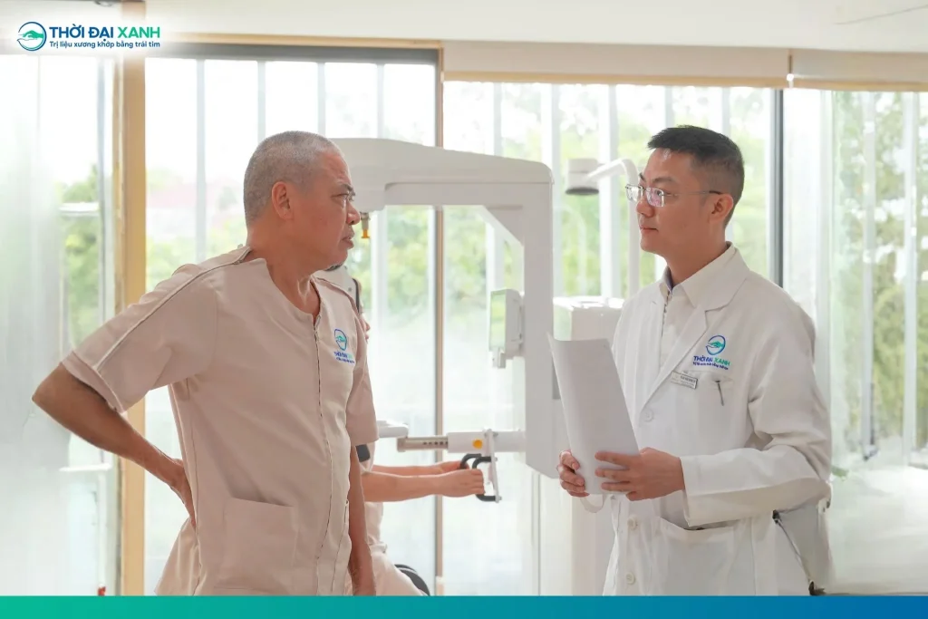 Đau thần kinh tọa có nguy cơ xuất hiện cao hơn ở người trung niên, thừa cân, ít vận động hoặc thường xuyên làm việc trong tư thế gây quá tải cho cột sống. 