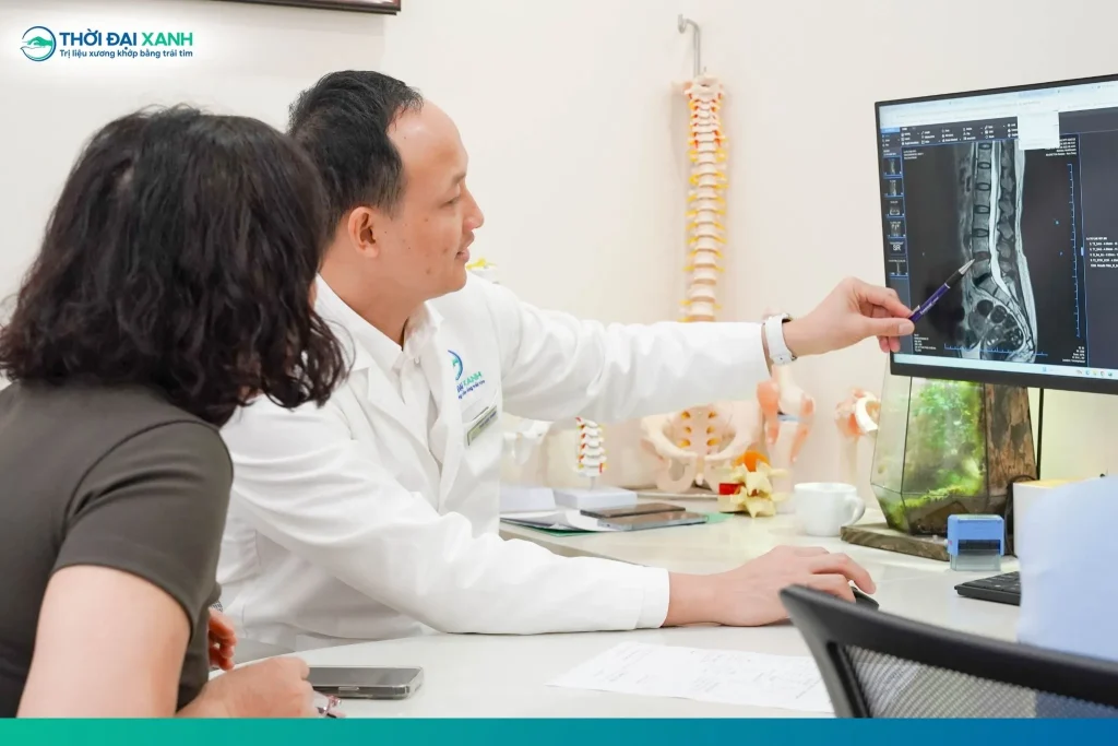 Đau thần kinh tọa thường liên quan đến các tình trạng gây kích thích hoặc chèn ép rễ thần kinh, phổ biến như thoát vị đĩa đệm, thoái hóa cột sống, trượt đốt sống và một số nguyên nhân ít gặp khác. 