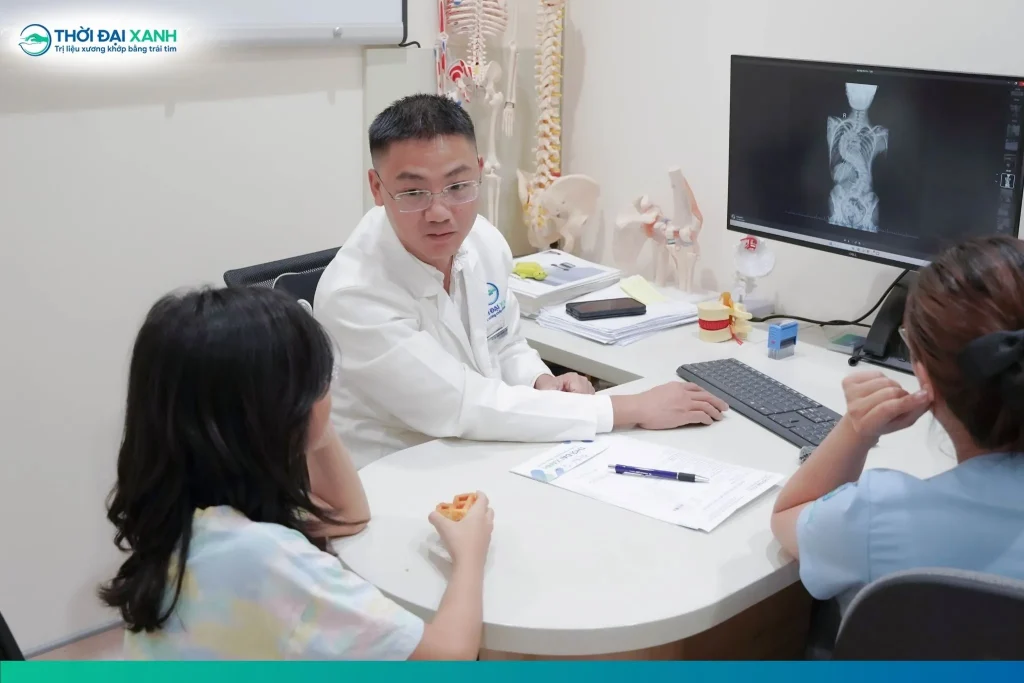 Thăm khám sớm giúp đánh giá đường cong và nguy cơ tiến triển, từ đó lựa chọn phương án can thiệp vẹo cột sống phù hợp cho trẻ.
