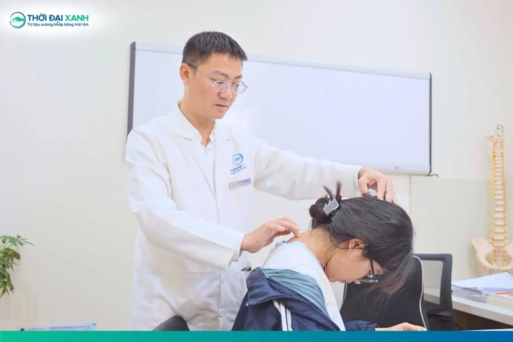 Tổn thương cơ chéo đầu dưới gây hạn chế xoay cổ, đau tăng khi nhìn lên hoặc xoay đầu đau tê lan kéo dọc lên nửa đầu trái, xuống hốc mắt, thỉnh thoảng choáng váng và có giật nhẹ, ảnh hưởng đến chất lượng cuộc sống.