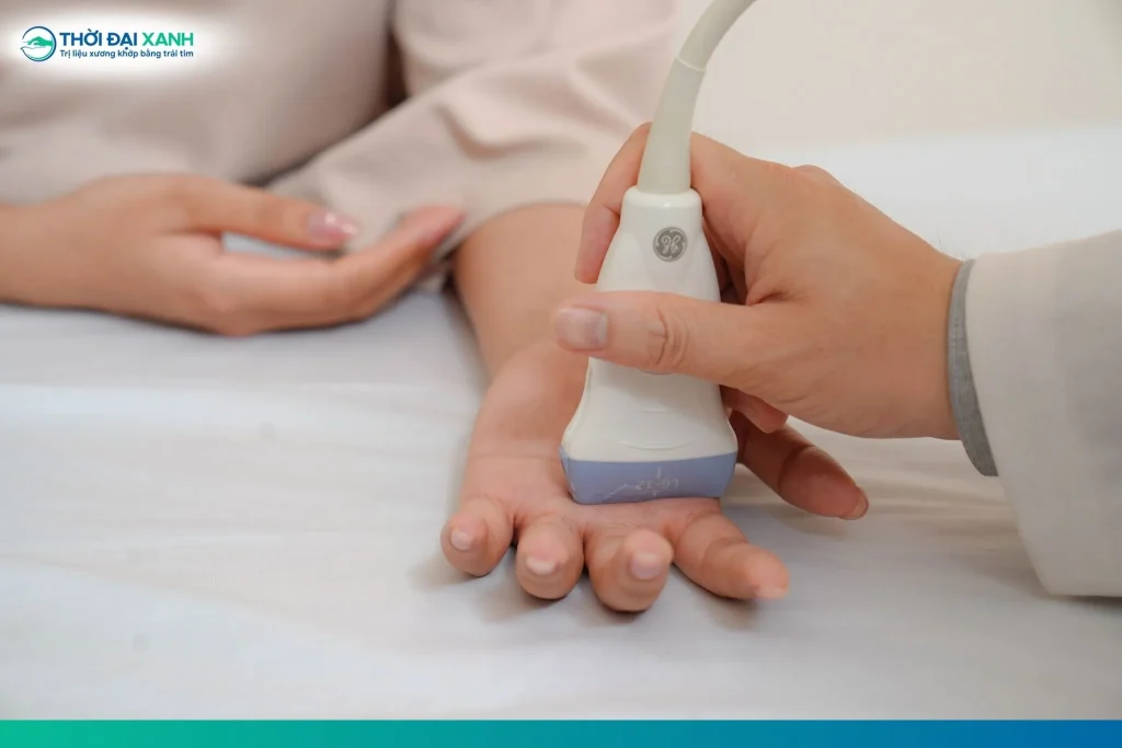 Siêu âm giúp phát hiện bao gân dày lên, dịch hoặc hạt xơ trong bao gân, gân gấp phồng lên giúp chẩn đoán chính xác tình trạng bệnh lý ngón tay lò xo.