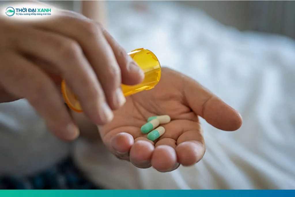 Thuốc kháng viêm không steroid (NSAIDs) giúp giảm viêm, đau trong giai đoạn cấp của bệnh lý ngón tay lò xo.