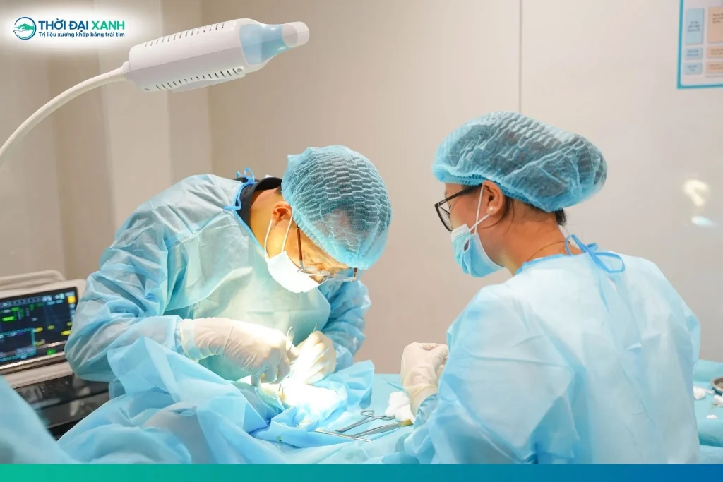 Phẫu thuật là giải pháp tối ưu nếu sau một thời gian điều trị bảo tồn hoặc tiêm thuốc mà tình trạng ngón tay lò xo không cải thiện.