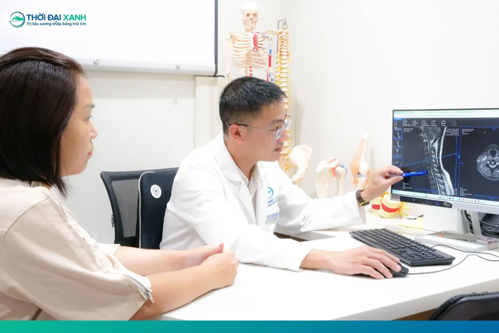Đau cổ vai gáy là tình trạng cơ vùng cổ, vai và lưng trên bị co thắt, gây ra cảm giác đau nhức, căng cứng và hạn chế vận động vùng cổ.
