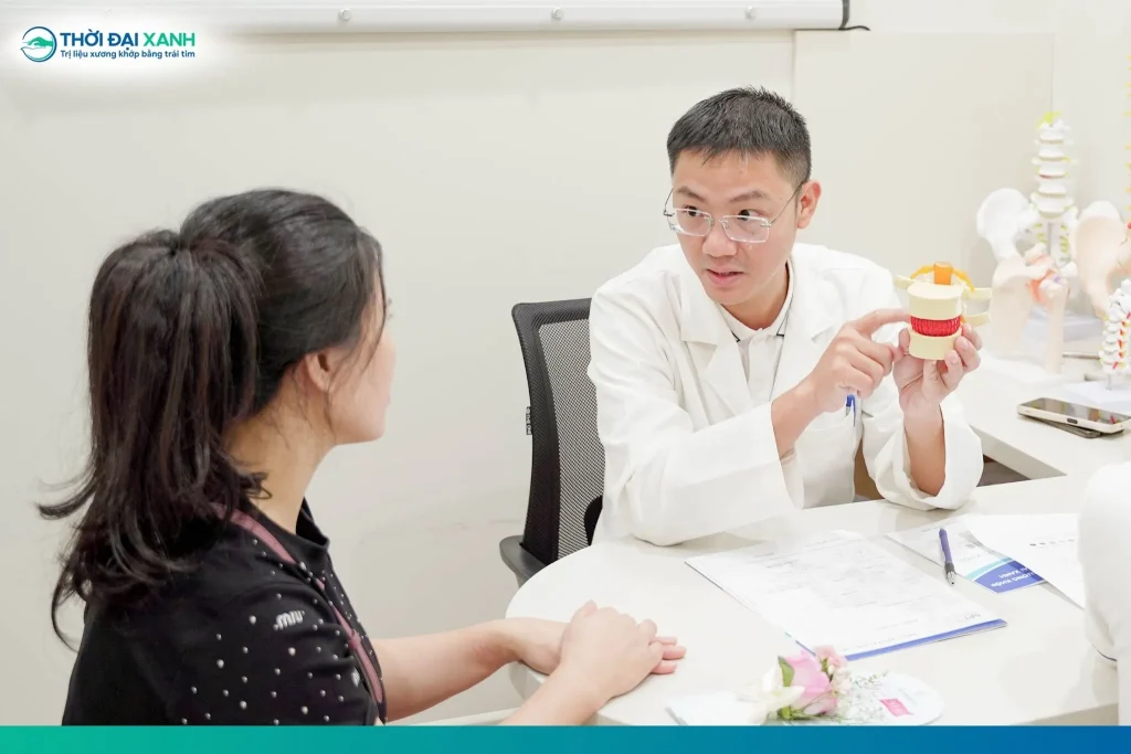Thoát vị đĩa đệm cột sống cổ cũng là một trong những nguyên nhân gây đau cổ vai gáy.