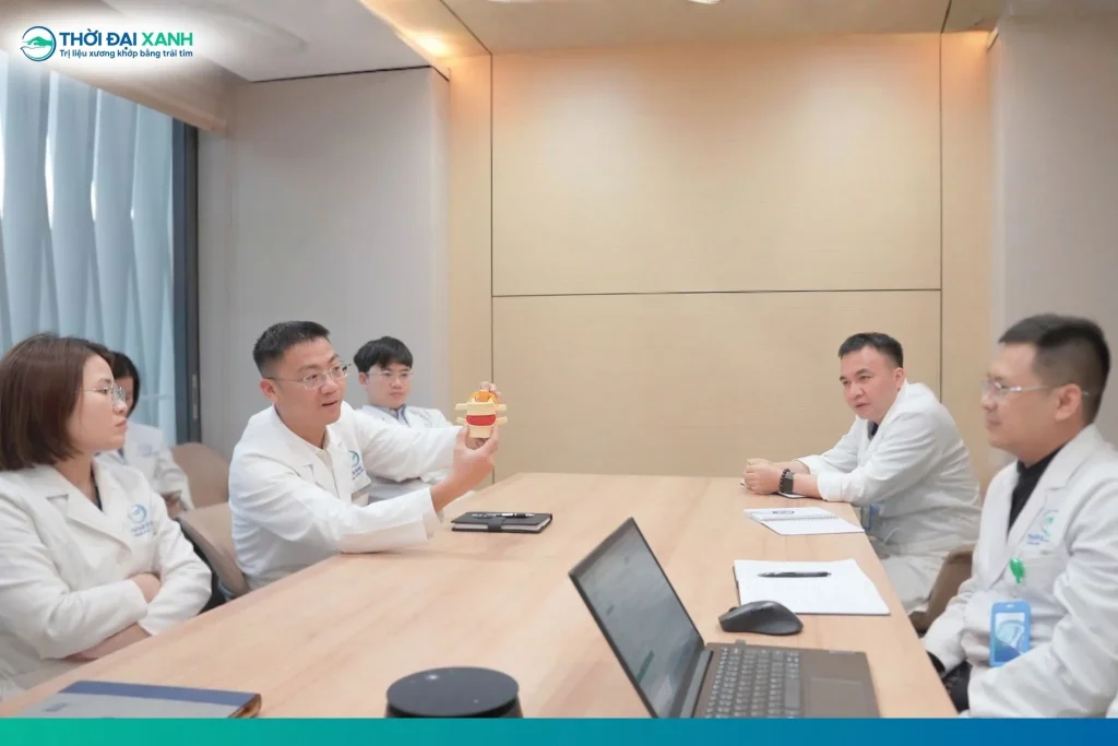 Điều trị đau cổ vai gáy cần dựa trên nguyên nhân, mức độ tổn thương và triệu chứng, trong đó điều trị bảo tồn luôn được ưu tiên nhằm kiểm soát đau, cải thiện vận động và phục hồi chức năng.