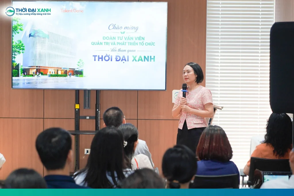 Bà Vũ Thị Ngọc Xoan - Tổng Giám đốc Công ty CP Đầu tư và Dịch vụ Y tế Thời Đại Xanh gửi lời cảm ơn tại chương trình.