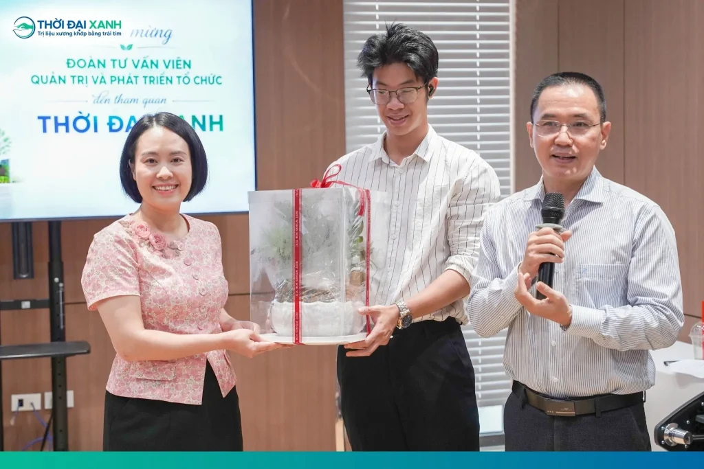 Thời Đại Xanh vinh dự đón nhận món quà lưu niệm ý nghĩa từ đại diện Đoàn chuyên gia.