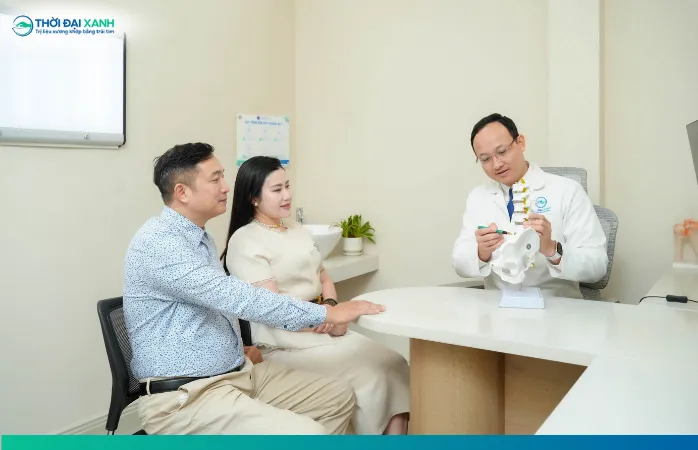 Triệu chứng đau, cứng khớp háng do thoái hóa sẽ tiến triển dần theo thời gian. Tuy nhiên, các cơn đau phát sinh đột ngột có thể cảnh báo chấn thương hoặc bệnh lý khác.
