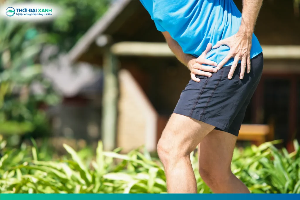 Thoái hóa khớp háng không chỉ liên quan đến quá trình lão hóa. Nhiều yếu tố khác có thể làm tăng nguy cơ tổn thương và thúc đẩy quá trình thoái hóa khớp.
