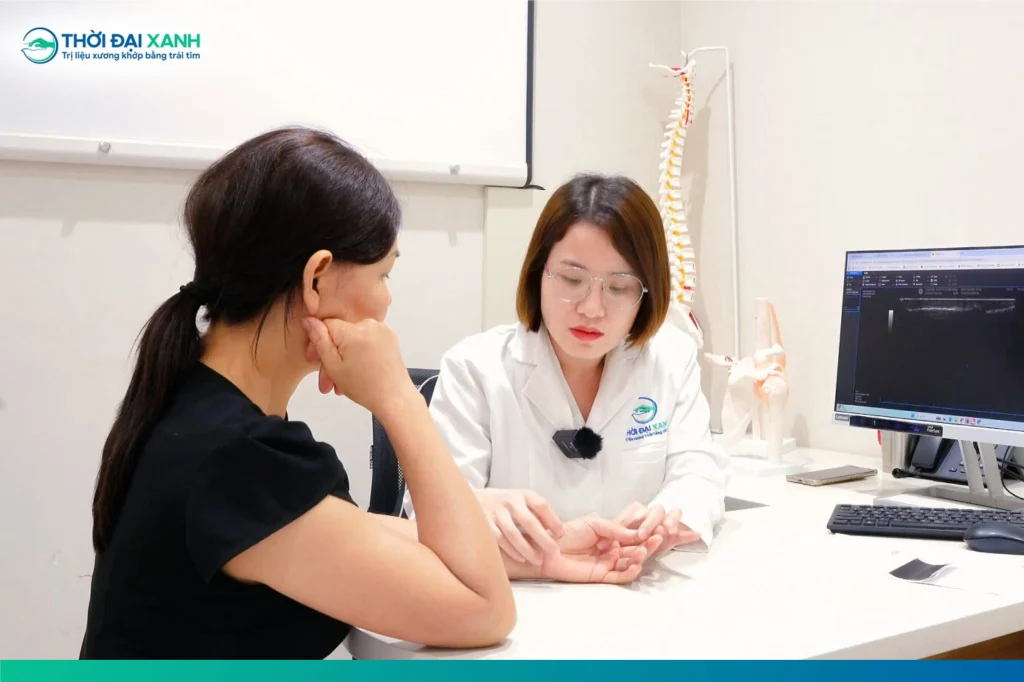 Hội chứng De Quervain là nguyên nhân hàng đầu gây ra những cơn đau nhói khu trú tại vùng cổ tay và gốc ngón cái, trực tiếp cản trở vận động của bàn tay.