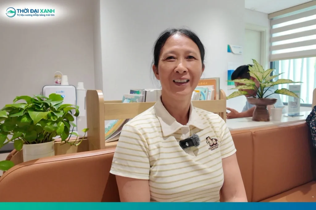 Cô Tình không giấu được sự xúc động khi chia sẻ về sự thay đổi của cơ thể sau khi kết thúc liệu trình 10 buổi điều trị thoát vị đĩa đệm tại Thời Đại Xanh.