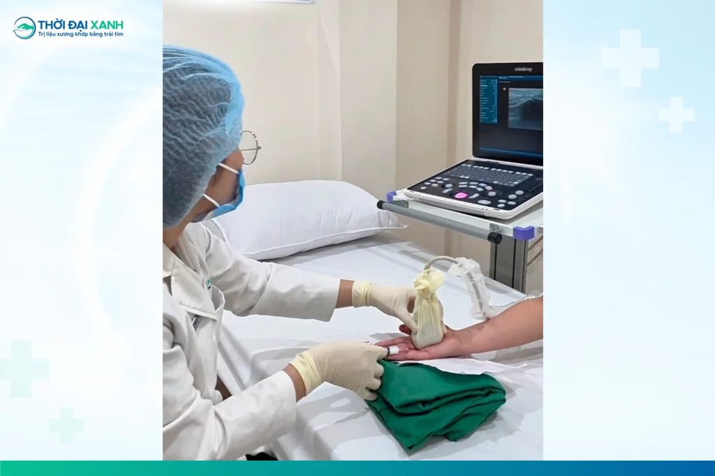 BS.CKI Phan Thị Thuỷ thực hiện thử thuật tiêm dưới hướng dẫn siêu âm cho bệnh nhân mắc hội chứng De Quervain.