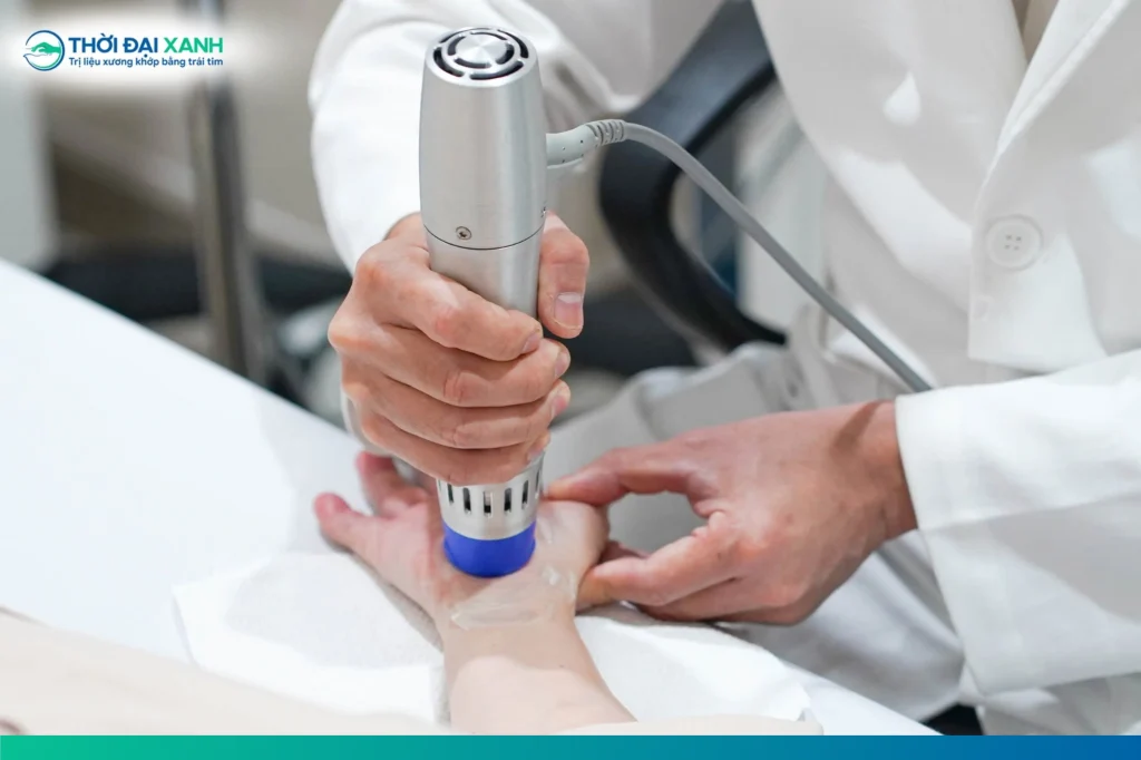 Siêu âm giúp đánh giá chính xác mức độ dày của màng bao gân, tình trạng ứ dịch quanh gân và hiện tượng tăng sinh mạch máu tại chỗ.