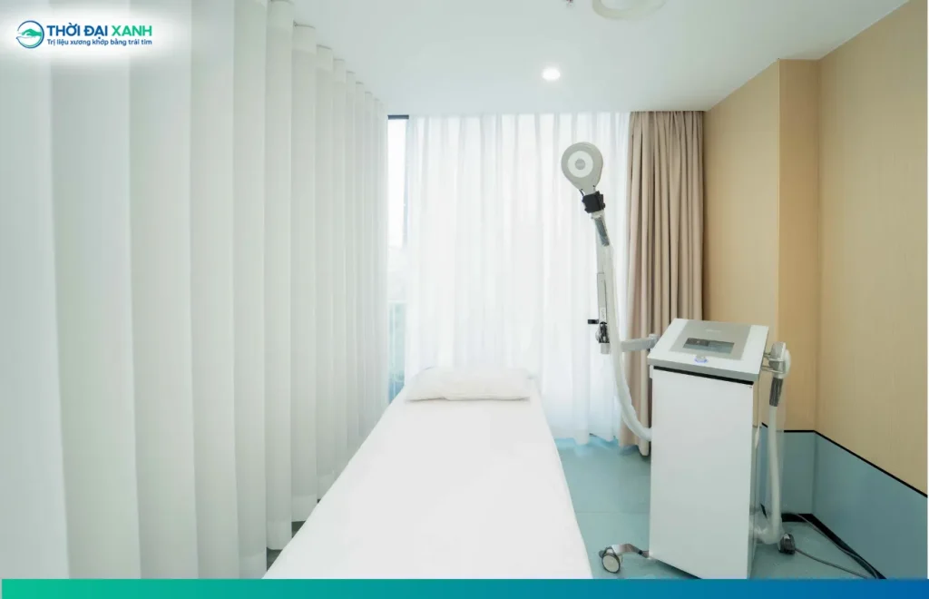Máy từ trường siêu dẫn Zimmer ứng dụng từ trường cường độ cao lên tới 3 Tesla, cho phép tác động sâu vào các mô cơ xương khớp mà không cần tiếp xúc trực tiếp.