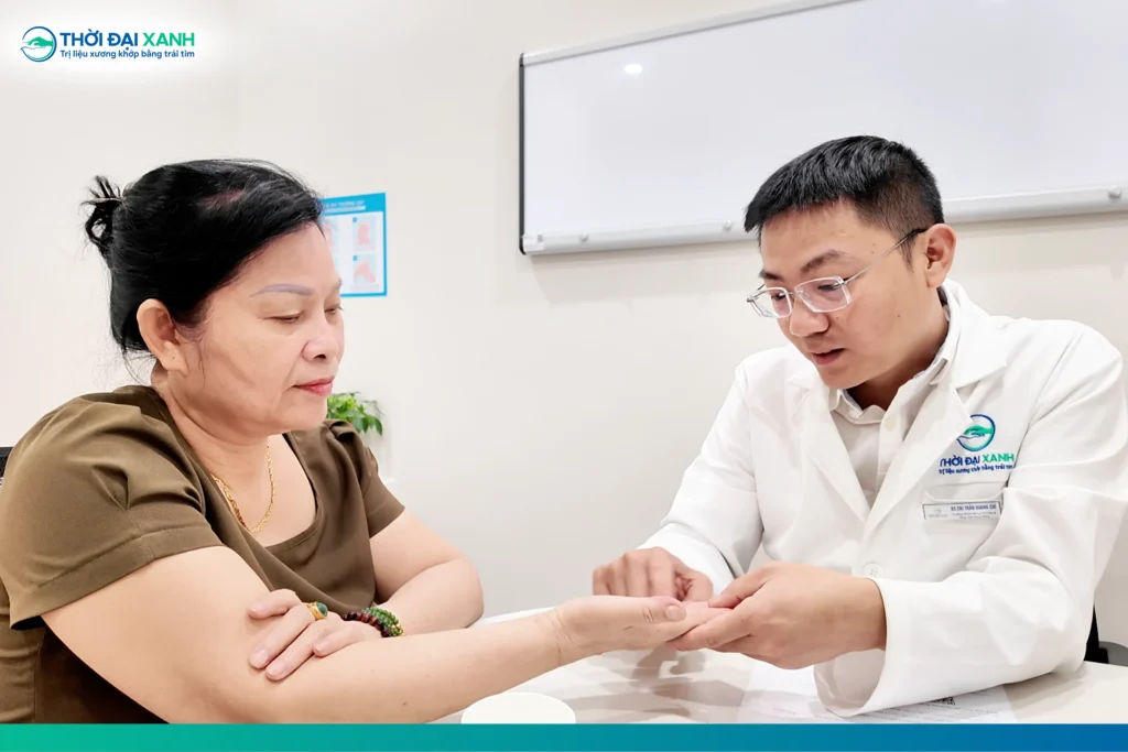 Nghiệm pháp Finkelstein giúp bác sĩ đánh giá tình trạng hội chứng De Quervain ở người bệnh.