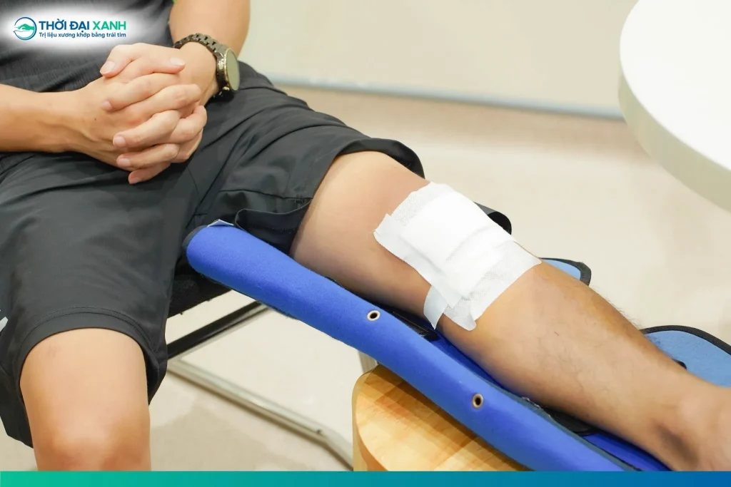Sơ cứu đúng cách ngay sau chấn thương đứt dây chằng chéo trước giúp kiểm soát sưng đau và hạn chế tổn thương thứ phát ở khớp gối.