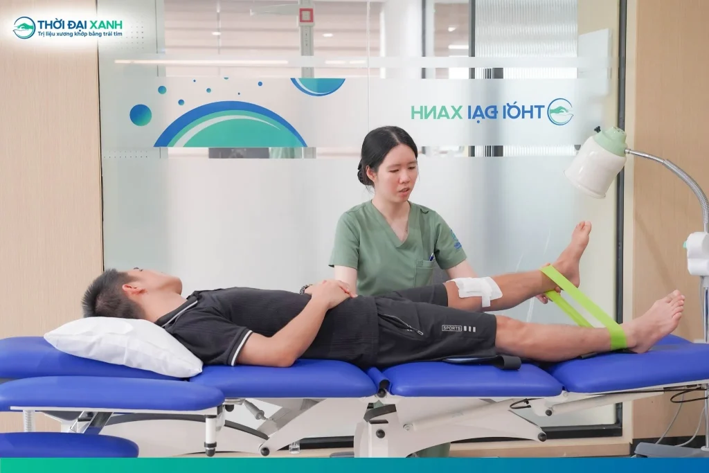 Phục hồi chức năng giúp tập trung bảo vệ khớp gối và phục hồi sức mạnh cơ, thăng bằng thần kinh - cơ nhằm duy trì độ vững khi vận động.
