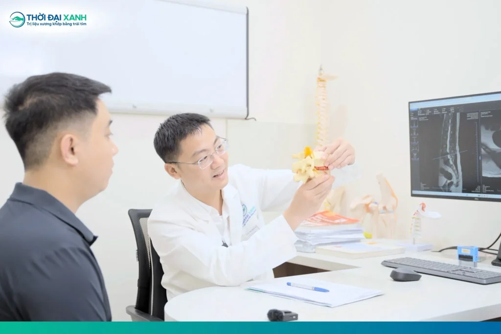 3 năm chịu đựng đau lưng dai dẳng, anh Việt phát hiện thoát vị đĩa đệm nặng kèm vẹo cột sống thứ phát.