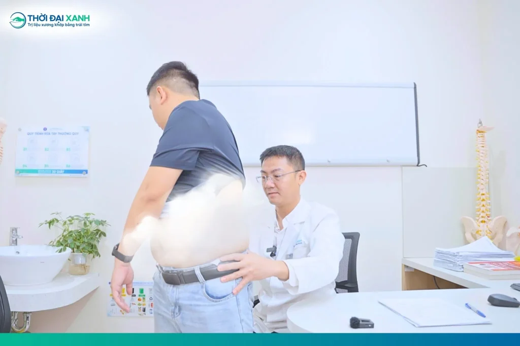 Đau lưng kéo dài, tái diễn hoặc ảnh hưởng đến vận động có thể là dấu hiệu cảnh báo thoát vị đĩa đệm và cần được thăm khám sớm.