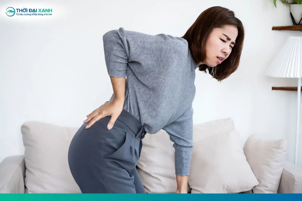 Dấu hiệu viêm cột sống dính khớp thường gặp gồm đau và cứng lưng kéo dài, hạn chế vận động cột sống, đau vùng mông và viêm các điểm bám gân.