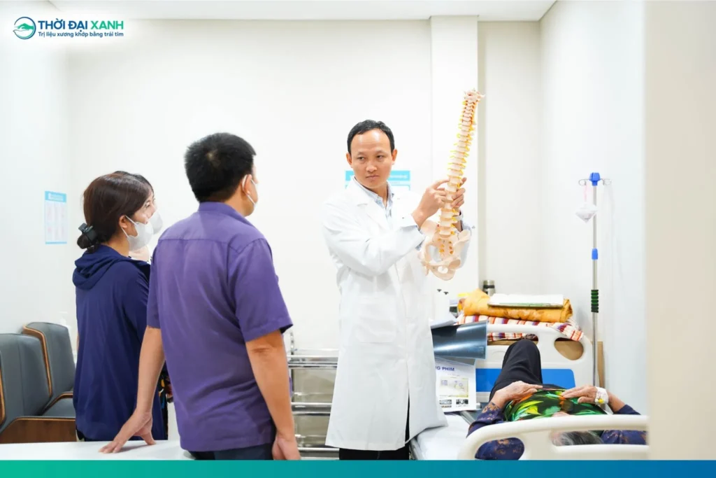 Khám lâm sàng viêm cột sống dính khớp tập trung đánh giá đặc điểm đau lưng, tầm vận động cột sống, khớp háng và các biểu hiện liên quan.