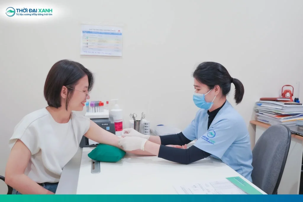Xét nghiệm viêm cột sống dính khớp có thể bao gồm HLA-B27, CRP và tốc độ máu lắng, giúp hỗ trợ chẩn đoán và đánh giá tình trạng viêm.