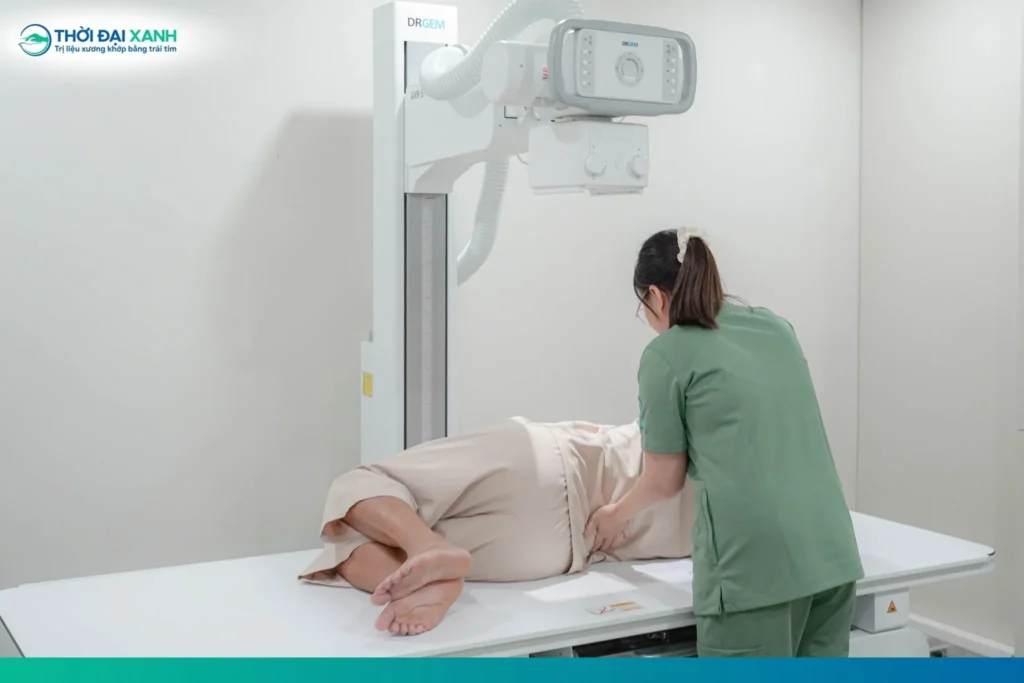 Chẩn đoán hình ảnh viêm cột sống dính khớp sử dụng X-quang và MRI để đánh giá tổn thương tại khớp cùng chậu, cột sống và hỗ trợ phát hiện bệnh ở giai đoạn sớm.