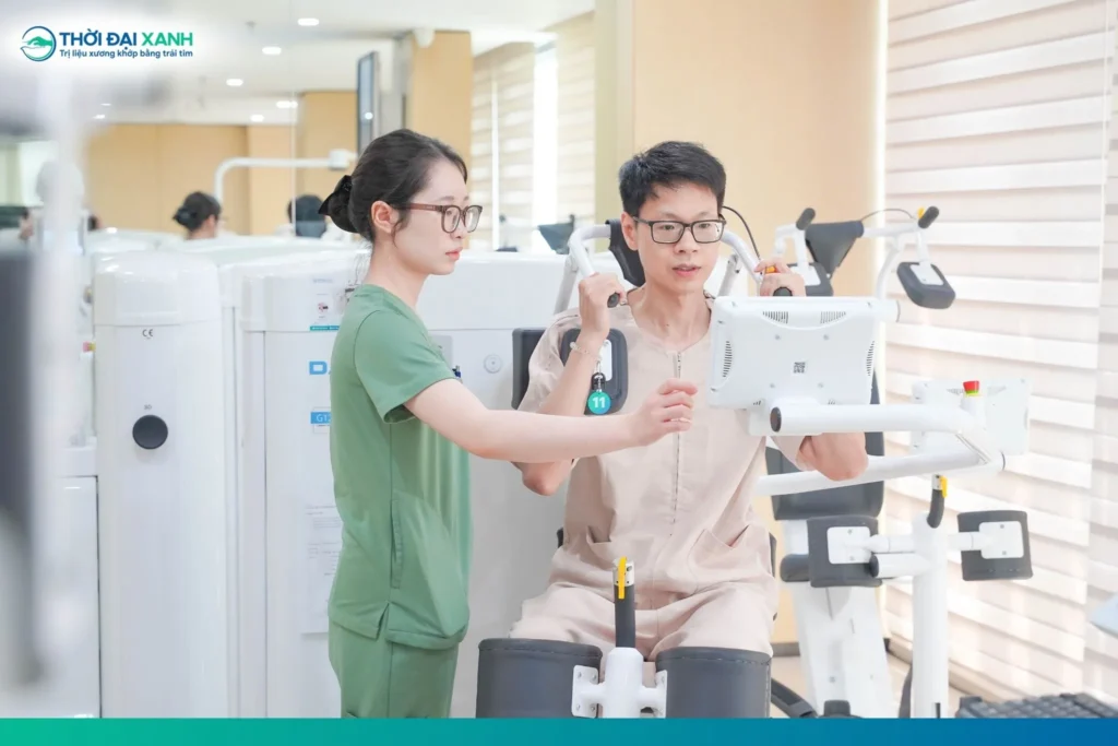 Phục hồi chức năng viêm cột sống dính khớp tại Thời Đại Xanh được cá thể hóa nhằm duy trì tầm vận động, cải thiện tư thế, sức mạnh cơ và chức năng cột sống.