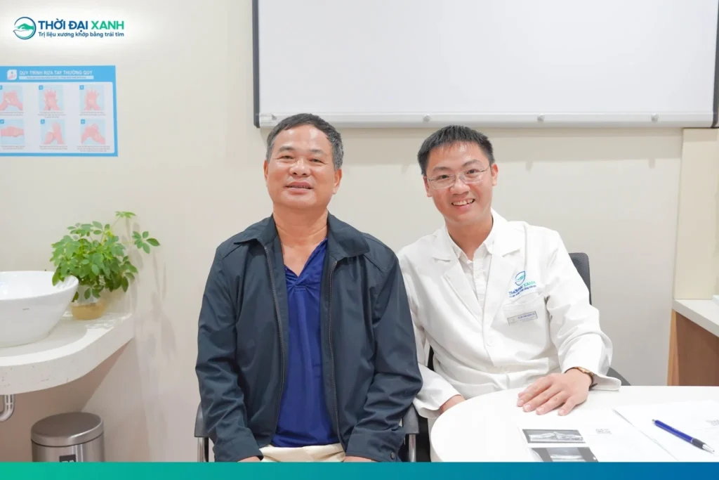 Tổn thương gân cơ chóp xoay khớp vai đã khiến đôi vai của chú Nguyễn Khắc Dục (60 tuổi) gần như “đóng băng” suốt hai tháng, cánh tay không thể giơ cao quá đầu.