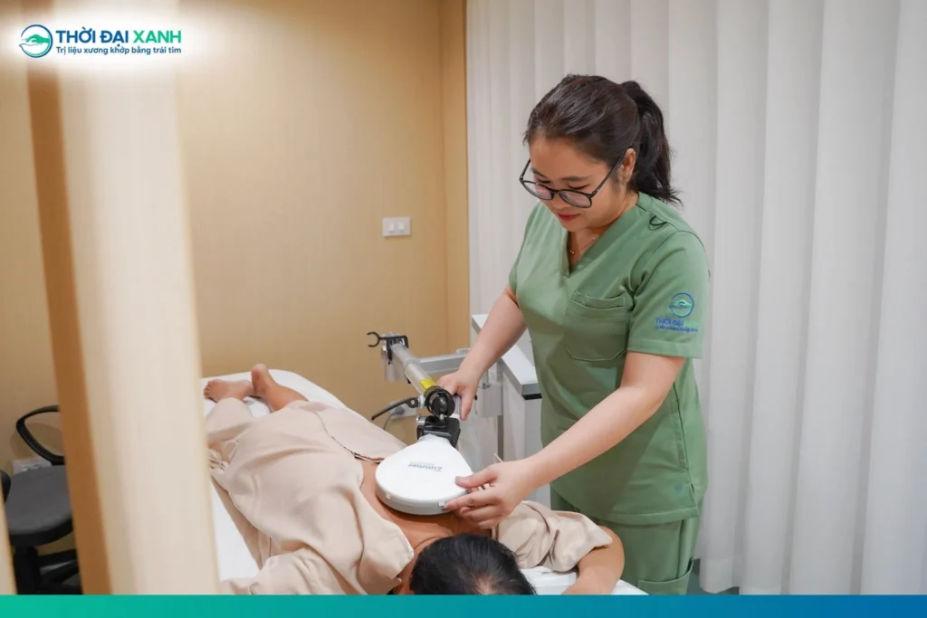 Điều trị tổn thương gân cơ chóp xoay khớp vai kết hợp vật lý trị liệu và phục hồi chức năng nhằm giảm đau, cải thiện vận động và hỗ trợ phục hồi vùng gân tổn thương.
