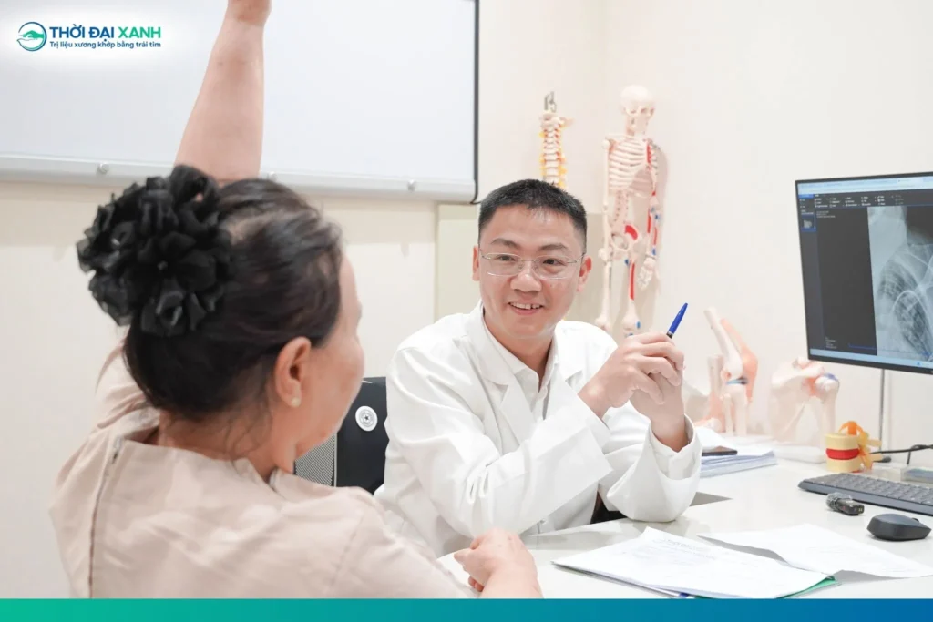 Người có dấu hiệu tổn thương gân cơ chóp xoay khớp vai nên chủ động thăm khám sớm, đặc biệt khi đau kéo dài, cứng khớp hoặc đau tăng về đêm.