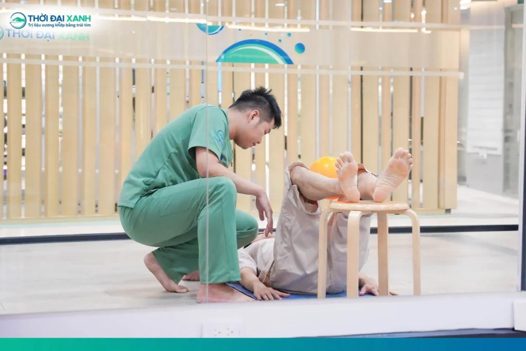 Bài tập phục hồi chức năng thoát vị đĩa đệm gây yếu chân và bàn chân rủ ở chú Giáp.