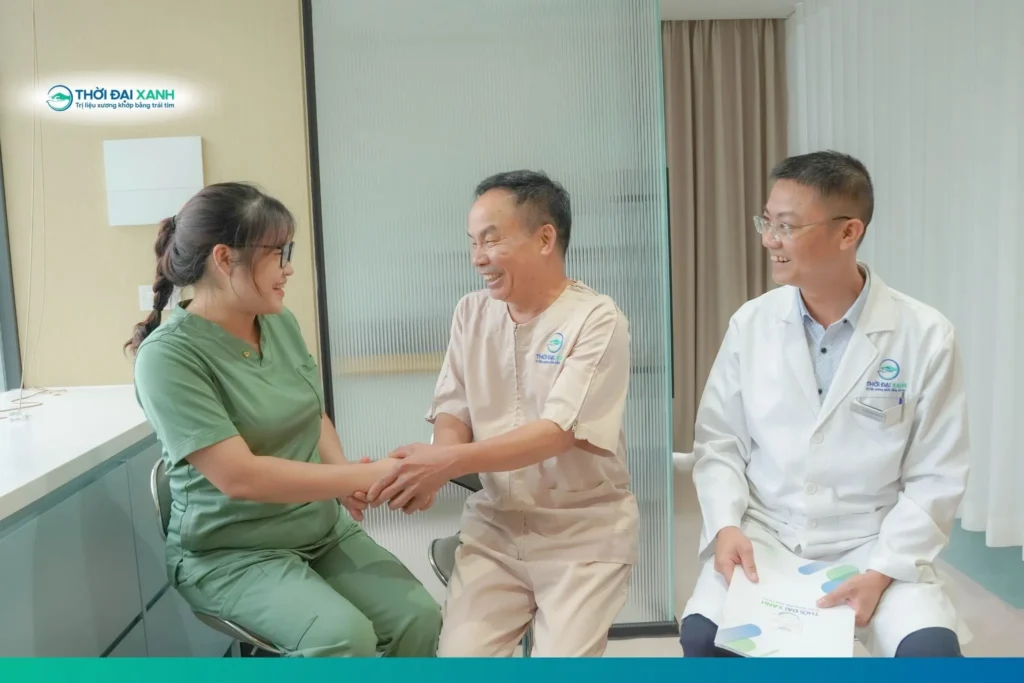 Nụ cười rạng rỡ của chú Giáp bên BS.CKI Trần Quang Chí và kỹ thuật viên Chinh khi đôi chân dần lấy lại khả năng vận động. 
